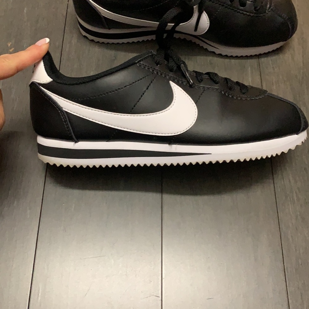 Nike shoes - Picture 2 of 5